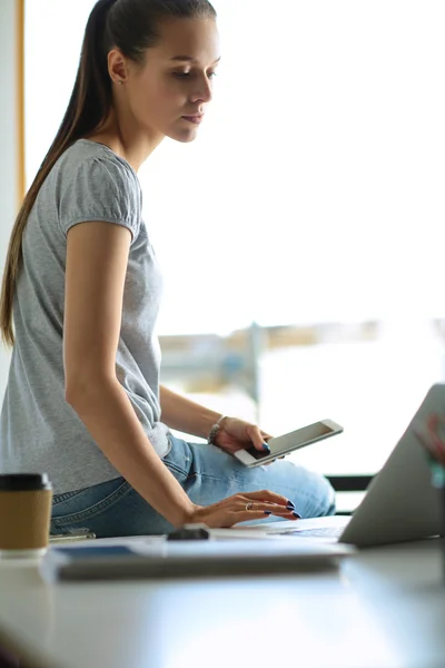 Kvinnan användning av mobiltelefon i universitet — Stockfoto