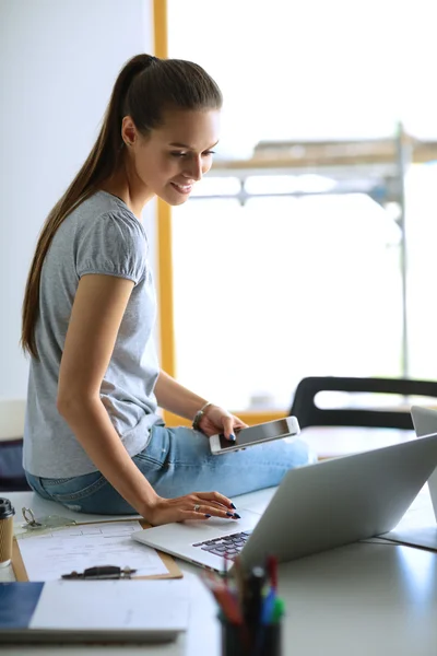 Portrét studentky pracující na notebooku — Stock fotografie