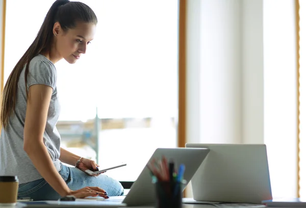 Porträtt av student flicka som arbetar på bärbar dator — Stockfoto