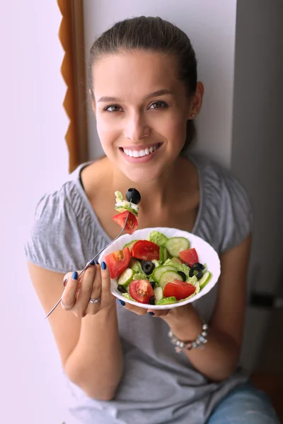 Красивая девушка ест здоровую пищу — стоковое фото