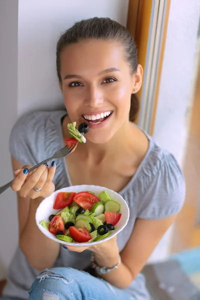 건강 한 음식을 먹고 아름 다운 여자 — 스톡 사진
