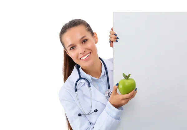 Usmívající se lékař s jablkem a prázdný transparent — Stock fotografie