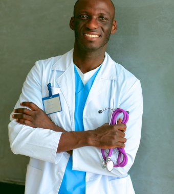 Beyaz arka plan üzerinde katlanmış silah ile doktor