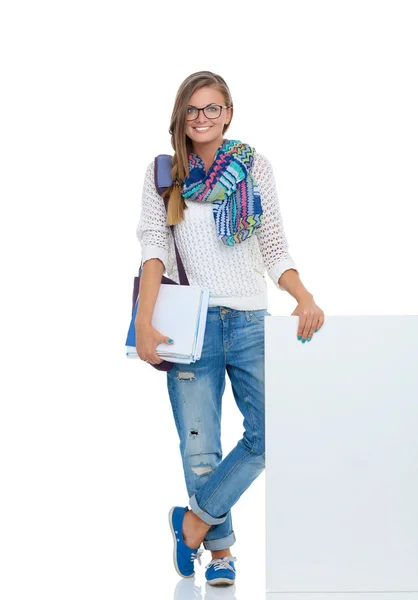 Hermosa estudiante apuntando en el tablero en blanco —  Fotos de Stock