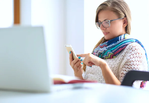 Mujer uso del teléfono móvil en la universidad — Foto de Stock