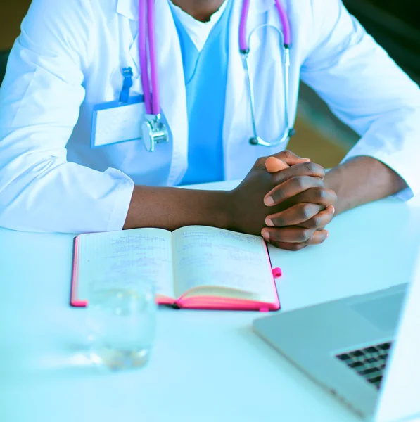 Junger afrikanischer Arzt arbeitet am Laptop am Schreibtisch — Stockfoto