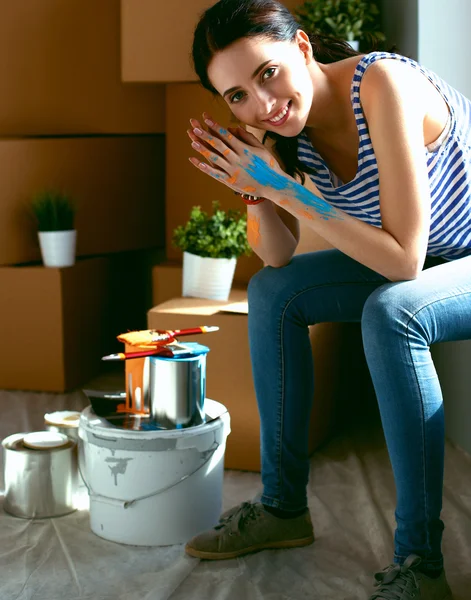 Žena v novém domově s lepenkovými krabicemi — Stock fotografie