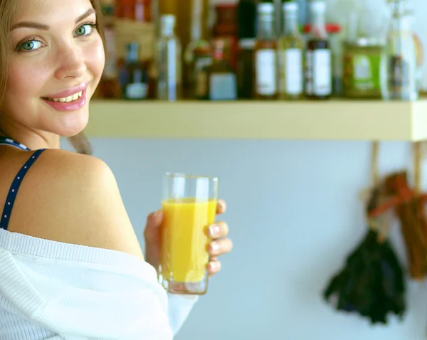 Retrato de una bonita mujer sosteniendo un vaso con sabroso jugo —  Fotos de Stock