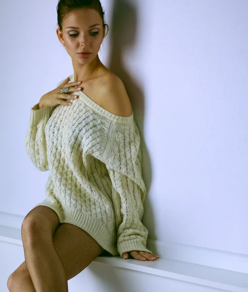 Retrato de uma mulher bonita em suéter em casa — Fotografia de Stock