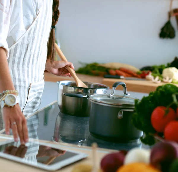 Matlagning kvinna i kök med träsked — Stockfoto