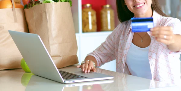 笑顔の女性が台所でタブレットとクレジット カードを使用してのオンライン ショッピング — ストック写真