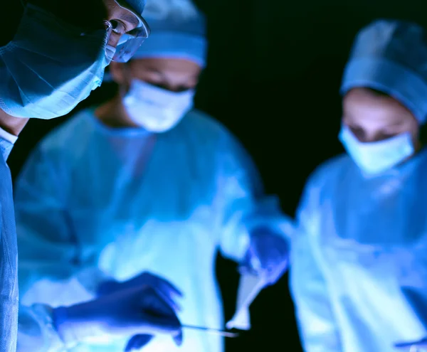 Team surgeon at work in operating room — Stock Photo, Image