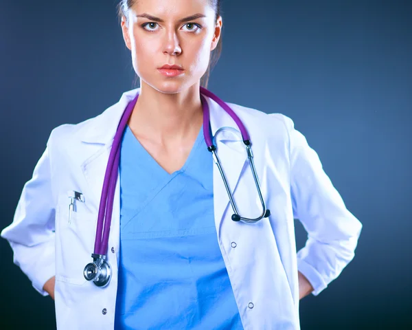 청진 기를 아름 다운 젊은 의사 초상화 — 스톡 사진