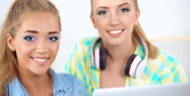 Laptop ile oturan iki genç kadın