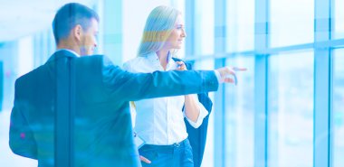 Başarılı iş takım ayakta Office gülümseyen