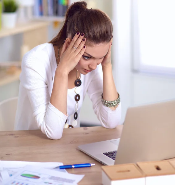 Mujer de negocios estresada sentada en el escritorio —  Fotos de Stock