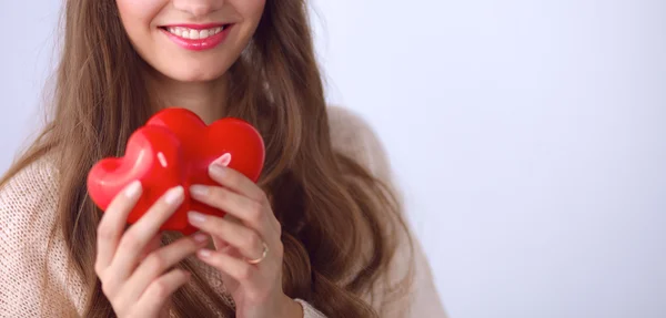 Retrato de una hermosa mujer feliz sosteniendo un corazón símbolo . —  Fotos de Stock