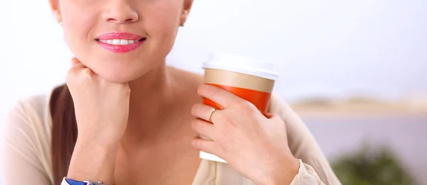 Belle femme d'affaires profitant du café dans un bureau lumineux — Photo