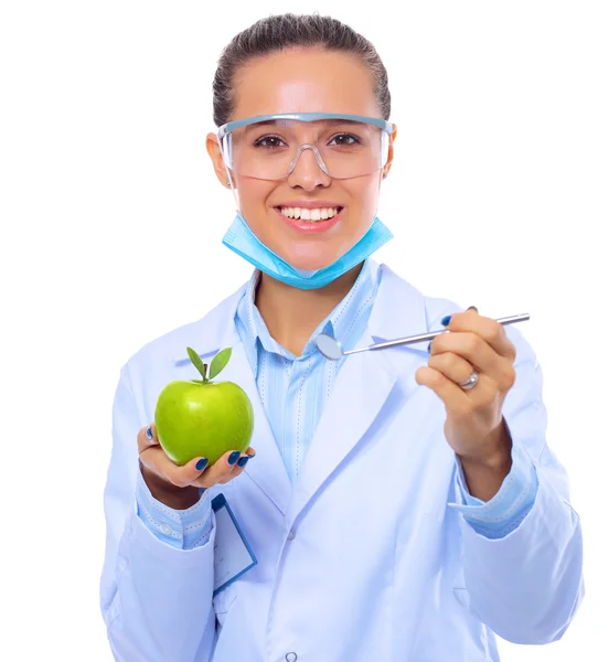 Fogorvos orvos nő a kezében tartsa lenyomva a zöld friss alma és tükör — Stock Fotó