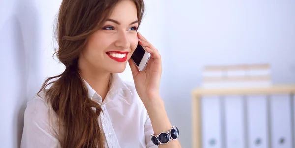 Sorridente donna d'affari che parla al telefono in ufficio — Foto Stock