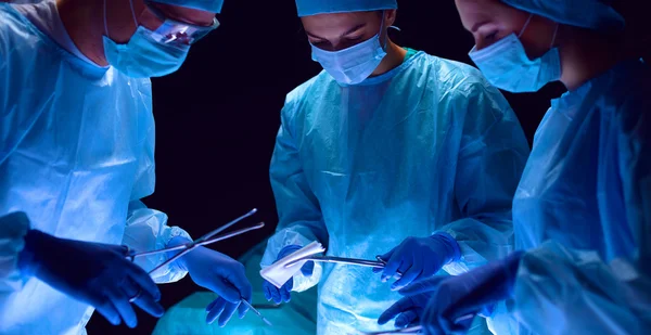 Team surgeon at work in operating — Stock Photo, Image