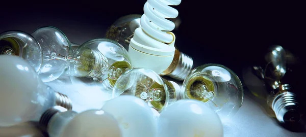 Bright light bulb on the desk — Stock Photo, Image