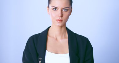 ayakta, gri arka plan üzerinde izole genç kadın