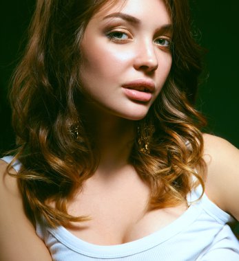 Güzel genç kadın portresi. Koyu arka plan üzerinde izole