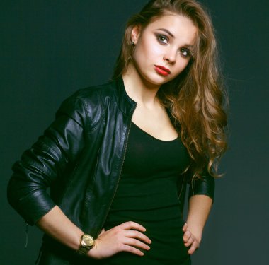 kolye ile güzel bir kadın portresi