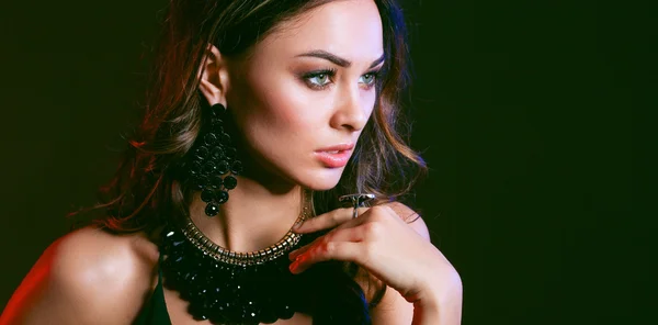 Retrato de una hermosa mujer con collar — Foto de Stock