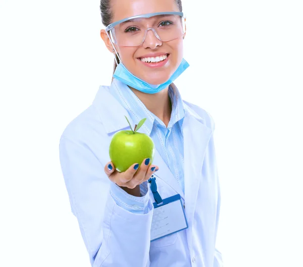 Sorridente medico donna con una mela verde. — Foto Stock