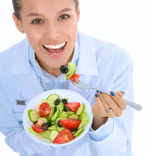 Ritratto di una bella dottoressa che tiene un piatto con verdure fresche. — Foto Stock