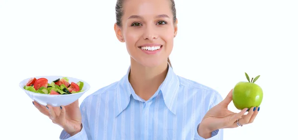 Retrato de una hermosa doctora sosteniendo un plato con verduras frescas y manzana verde — Foto de Stock