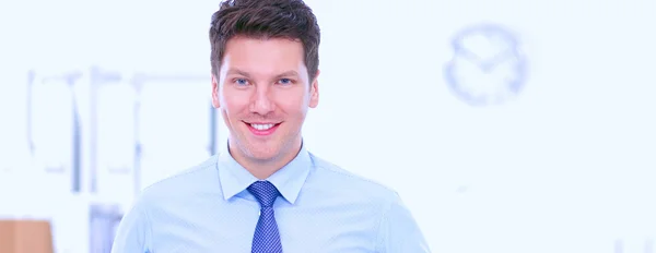 Business man or manager standing against his desk at the office — Stock Photo, Image