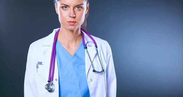 Jovem médica com estetoscópio isolado em cinza — Fotografia de Stock