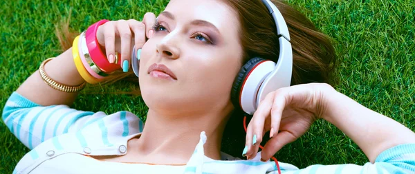 Woman listening to the music — Stock Photo, Image