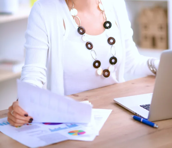 Retrato de uma mulher de negócios sentada na mesa com laptop — Fotografia de Stock