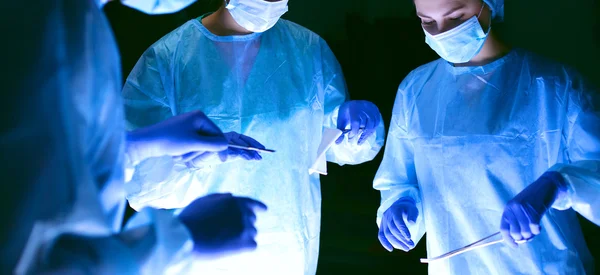 Team surgeon at work in operating room. — Stock Photo, Image