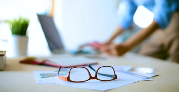 Mujer joven empresaria en la oficina — Foto de Stock