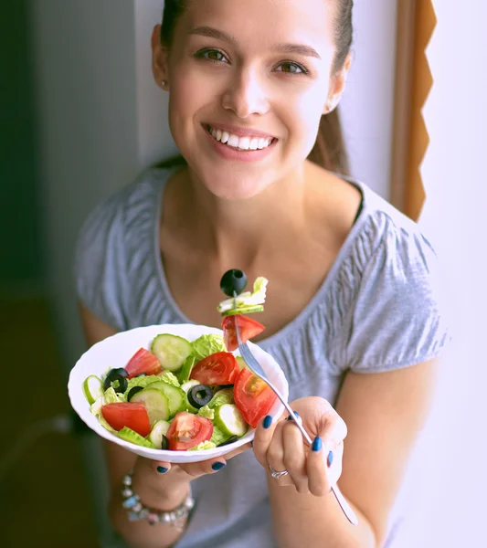 Una bella ragazza che mangia cibo sano — Foto Stock