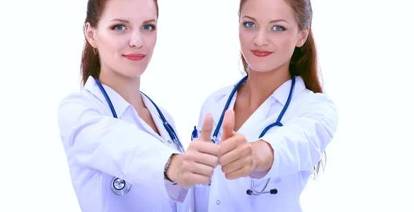 Zwei junge Ärztinnen zeigen Okay, stehen im Krankenhaus — Stockfoto