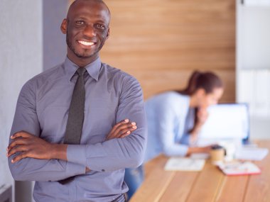 Çekici kadın ofiste, masada oturan paket servisi olan restoran kahve laptop ile çalışma.