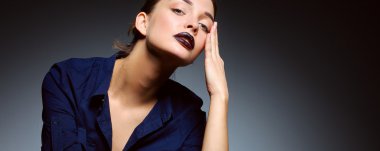 Güzel genç kadın yüz portresi kapatın. Siyah arka plan üzerine izole.