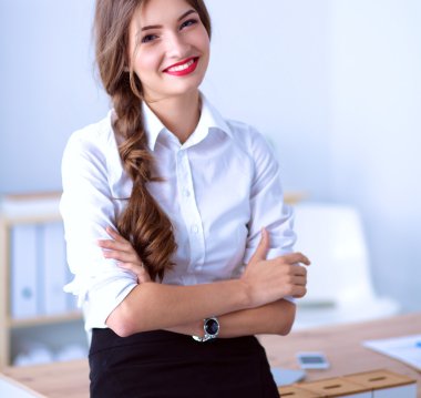 Ayakta duran iş kadını portresi