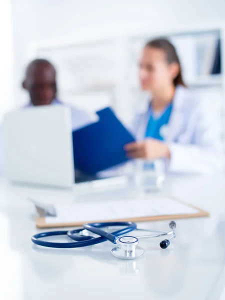Doktoři medicíny, pracovní stůl. Zaměření na stetoskop. — Stock fotografie