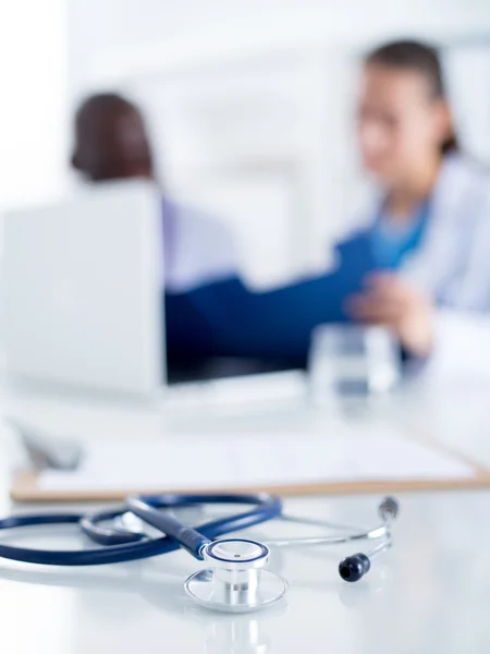 Médicos mesa de trabajo. Enfoque en el estetoscopio. —  Fotos de Stock