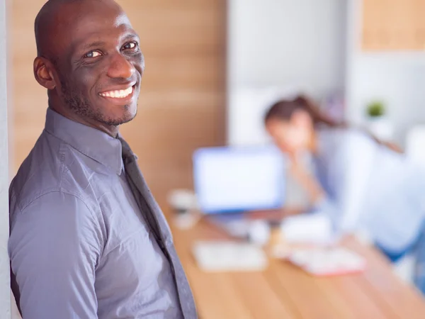 Belle femme assise au bureau, travaillant avec un ordinateur portable, prenant un café à emporter . — Photo