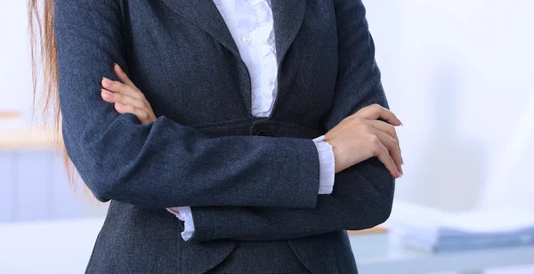 Portrait de femme d'affaires debout avec les bras croisés dans le bureau — Photo