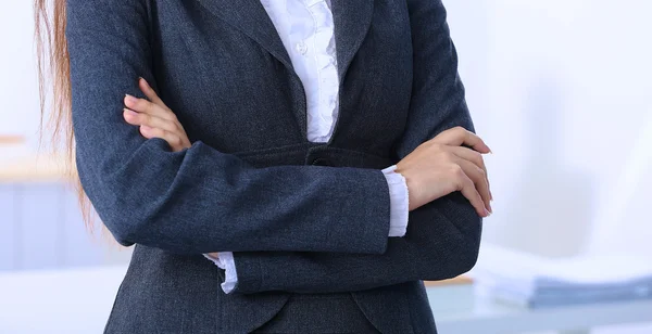 Portrait of business woman standing with crossed arms in office — Stock Photo, Image