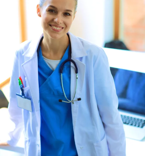 Femme médecin avec stéthoscope debout avec bras croisés — Photo